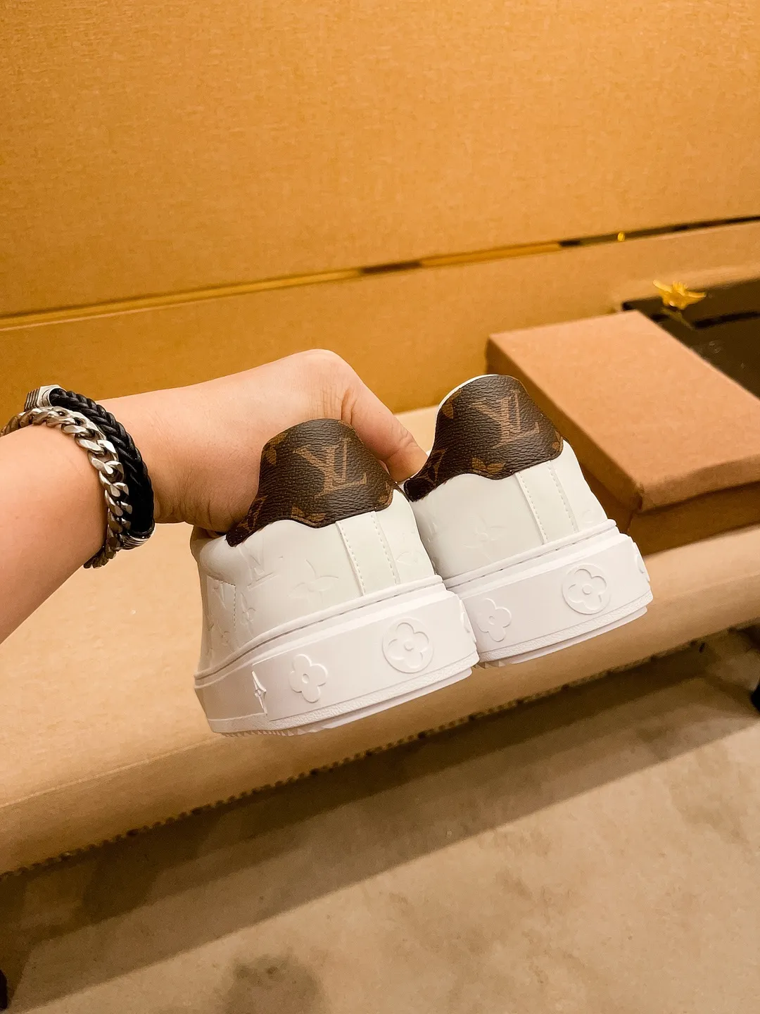 🚘🚘Factory batch 380💰[LV]🔥 Louis Vuitton high-end men's shoes brand official website 1:1 latest masterpiece: the upper is made of first-layer cowhide imported from Italy with a comfortable and breathable lining➕original non-slip and wear-resistant outsole🔥, making walking more convenient and comfortable! An exclusive new model, a stunning work, a beautiful 1:1 replica [color] compared to the official quality! Create a fashionable personality to set off your uniqueness! A must-have for trendy men! Classic 🔥Size: 38-44 Color: 🔥 2⃣️colors available🔥.